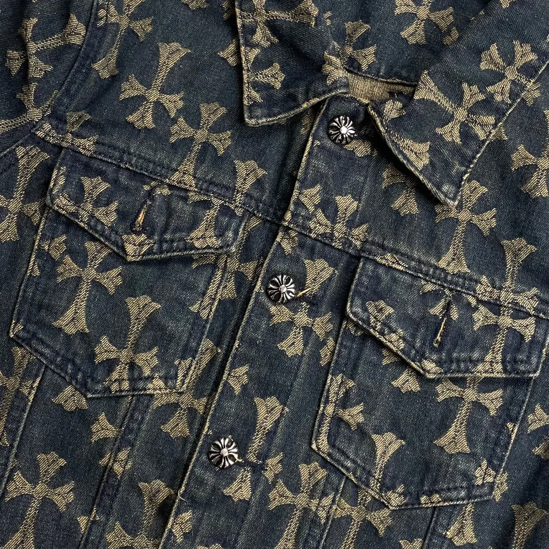 🅿️270 🔘Model No.-KL312 🔘Cro Heart𝐂𝐡𝐫𝐨𝐦𝐞 𝐇𝐞𝐚𝐫𝐭 CH All-over Printed Jacquard Denim Jacket* 2024 Autumn's original work - Cross-printed denim jacket, reconstructing the trend aesthetics with iconic symbols. The all-over dark yellow cross LOGO has been digitally printed and dyed with high precision, and is well-proportioned to release the brand's genes, breaking the monotonous pattern of traditional denim and interpreting low-key luxury. We select 100% denim cotton with heavy-weight thick yarn, and use a special washing process to create a crisp silhouette, taking into account the stiff texture and skin-friendly breathability. The silver buckle on the lapel is inlaid with the exclusive Sanskrit logo, and the custom hardware has undergone multiple polishing treatments, showing precision craftsmanship when opening and closing. The dropped shoulder cut is suitable for various body shapes, and the same design for couples achieves a common style. The quality is fully certified by three standards, which is different from the replica version on the market. From the wiring density to the printing and dyeing fastness, it all reaches professional standards. Wear a knitted sweater inside to create an urban yuppie style, and layer a sweatshirt to unlock street coolness. It is versatile and suitable for all seasons, and injects a pioneering attitude into high-end wear.  Size: S M L XL (46.48.50.52) Color: Blue